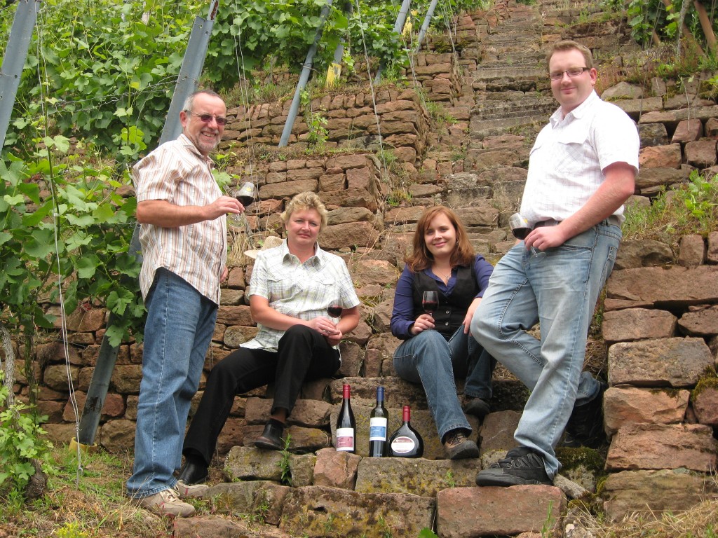 Familie Waigand Gruppenbild der Familie Albert Waigand im Weinberg