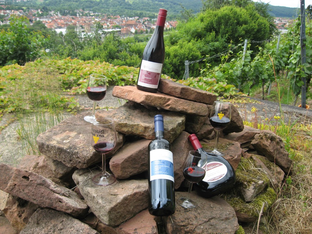 Weinauswahl des Weinguts Waigand auf einem Sandsteinhaufen