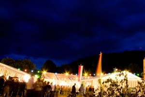 Das Erlenbacher Weinfest bei Nacht mit der Weinlaube des Weinguts Waigand