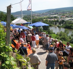 Besucher beim Wengertstreppenfest am Erlenbacher Hochberg
