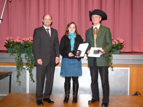 Bürgermeister Berninger gratuliert den Preisträgern des Barbarossapreises (Quelle: www.stadt-erlenbach.de)