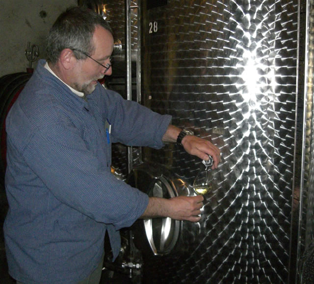 Arbeit im Weinkeller Albert Waigand bei der Arbeit im Weinkeller